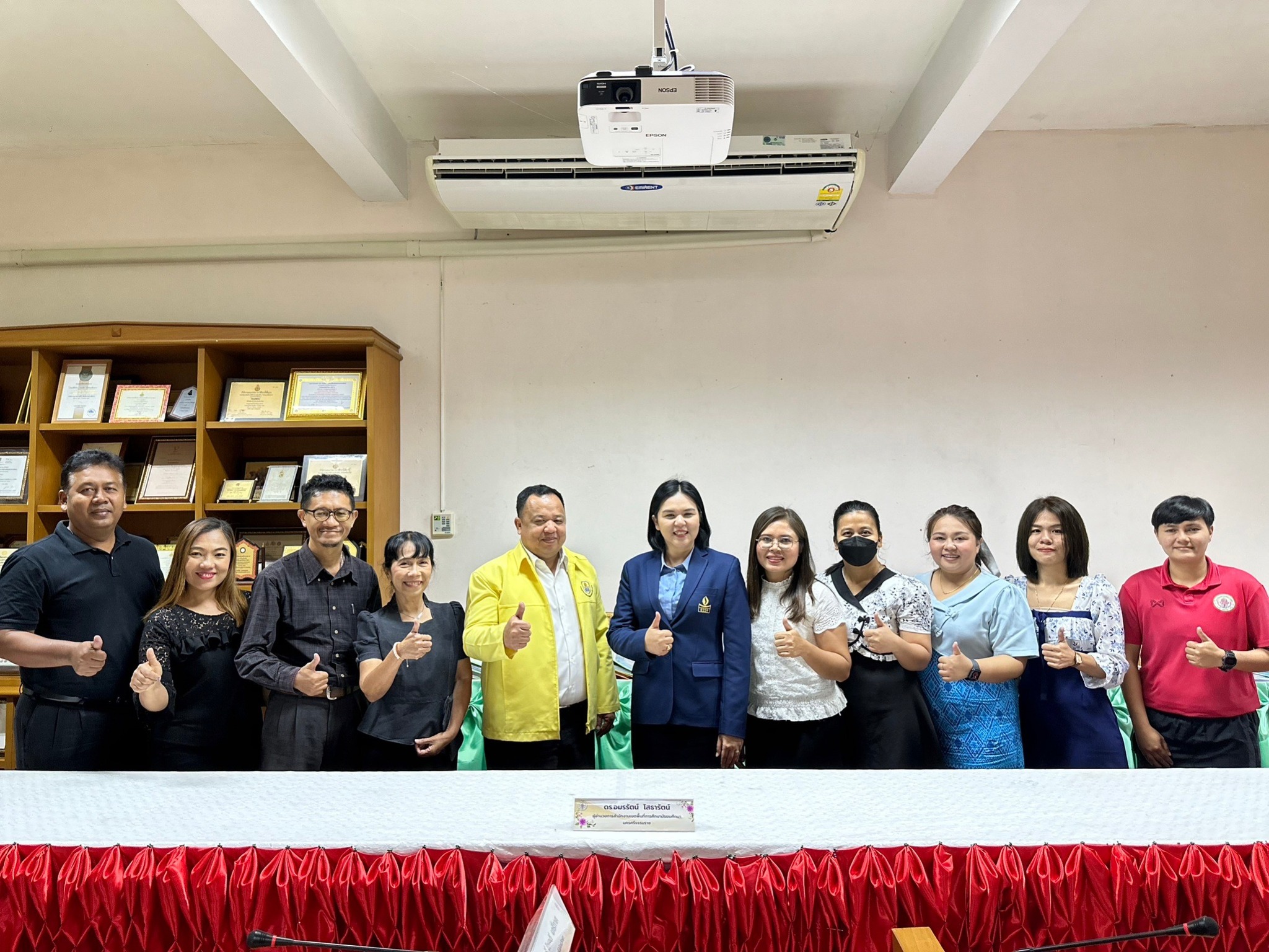 ตรวจเยี่ยมโรงเรียนตรีนิมิตรวิทยาและมอบนโยบาย แก่ข้าราชการครู และบุคลากรทางการศึกษา